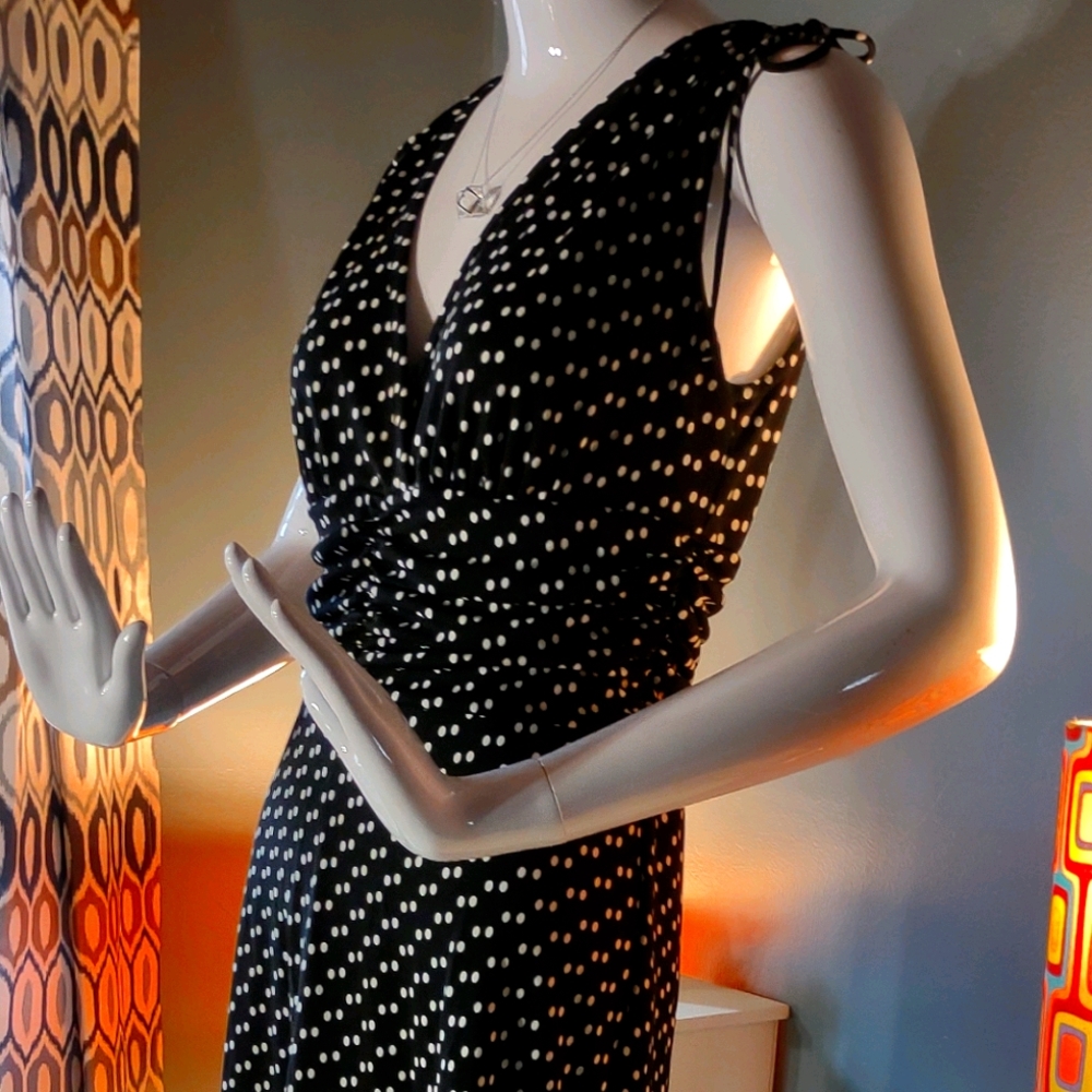 Women's sleeveless midi dress medium